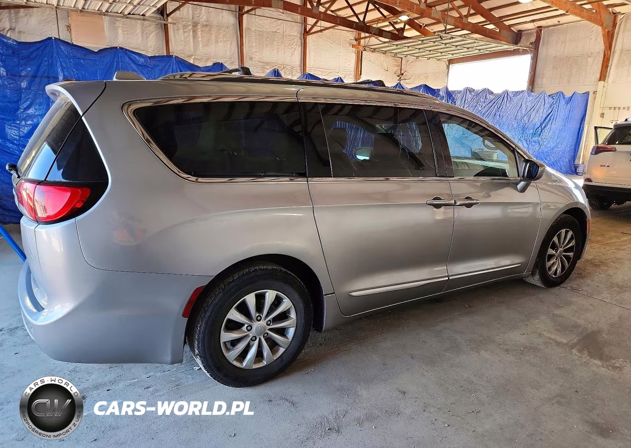 2018 Chrysler Pacifica Touring L VIN:2C4RC1BG1JR120492 - 3