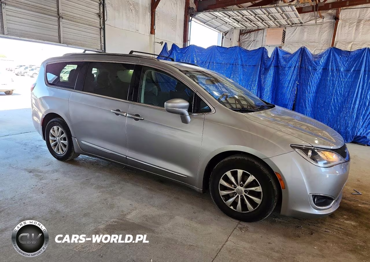 2018 Chrysler Pacifica Touring L VIN:2C4RC1BG1JR120492 - 4