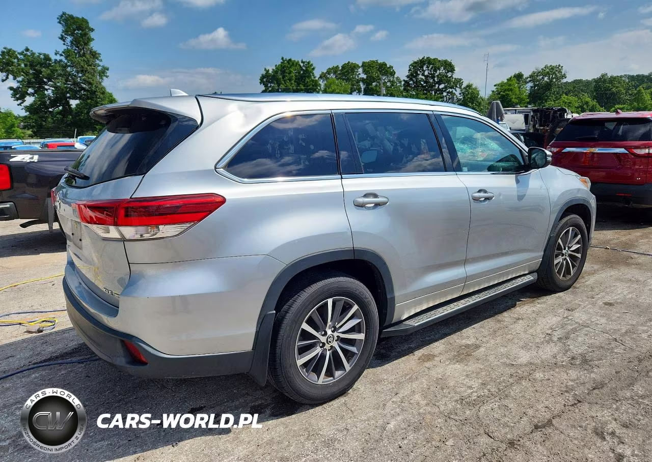 2018 Toyota Highlander Xle VIN:5TDJZRFH9JS897779 - 3