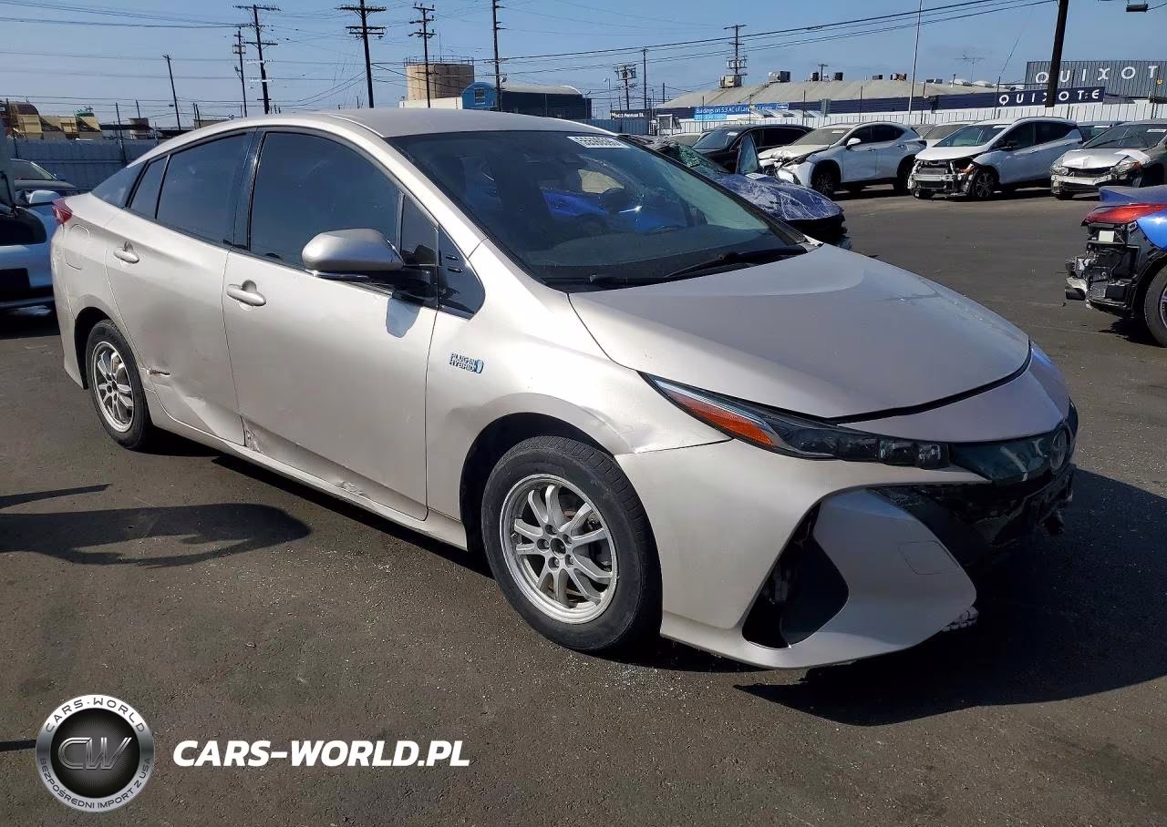 2018 Toyota Prius Prime VIN:JTDKARFP0J3089261 - 4