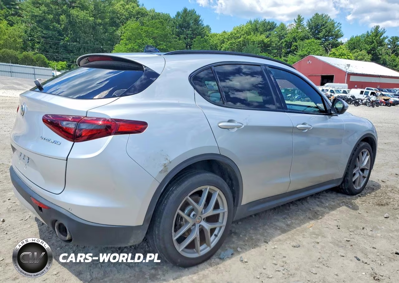 2018 Alfa Romeo Stelvio Ti Sport VIN:ZASFAKNN7J7B99636 - 3