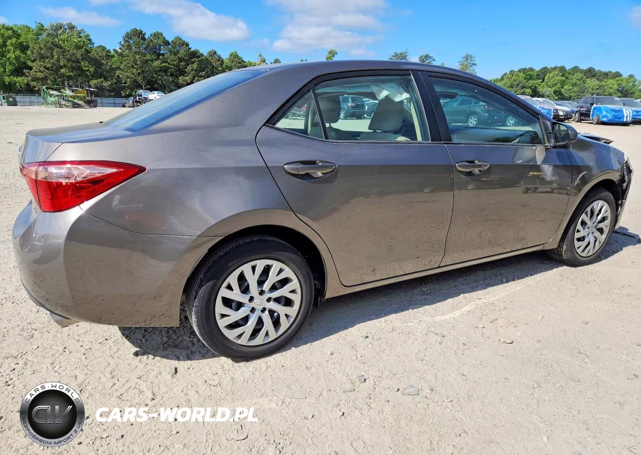 2018 Toyota Corolla Le VIN:2T1BURHE9JC090631 - 3