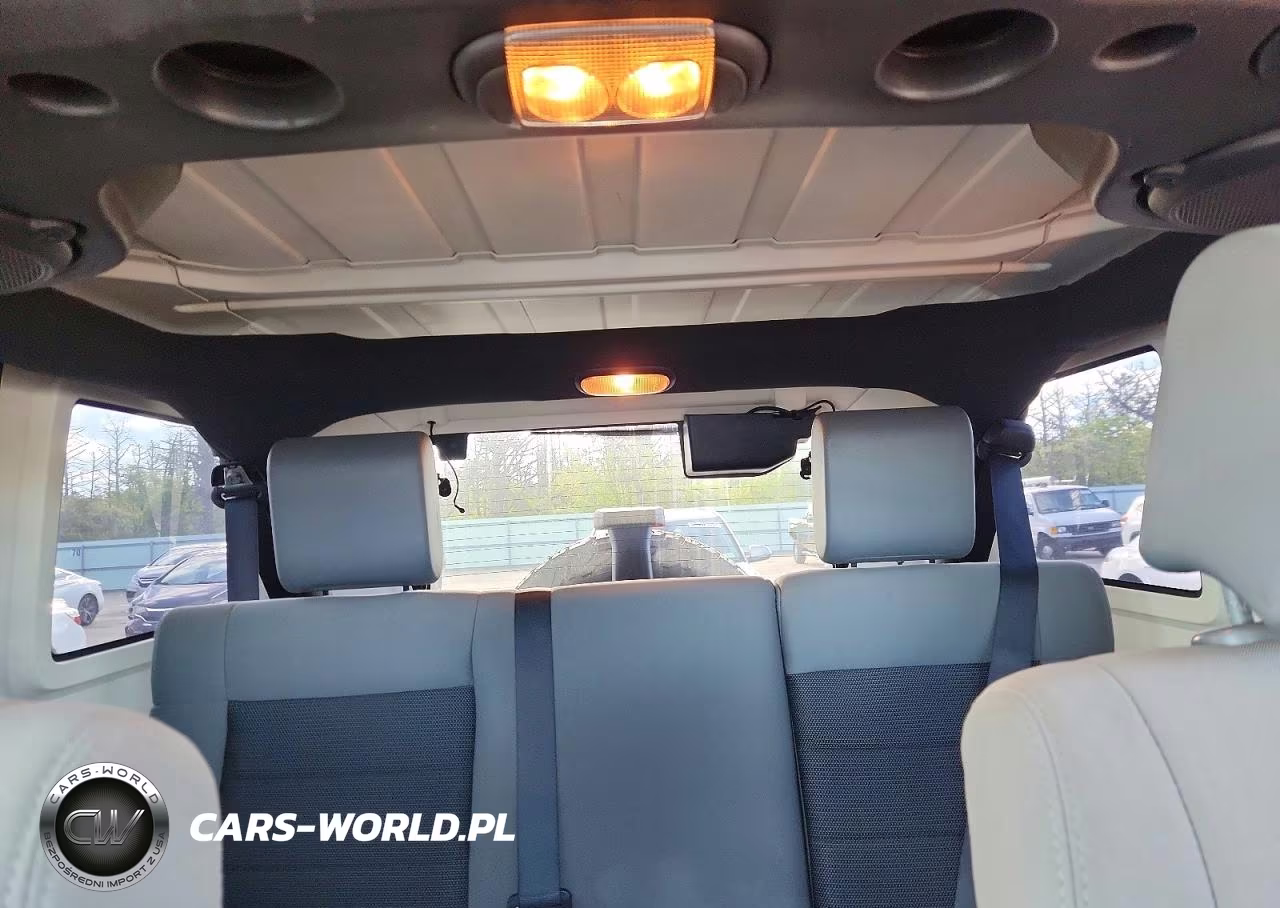 2010 Jeep Wrangler Unlimited Sport VIN:1J4HA3H10AL166558 - 10