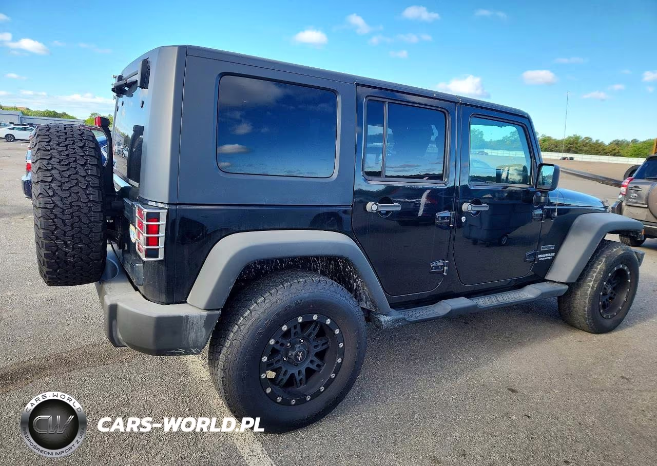 2010 Jeep Wrangler Unlimited Sport VIN:1J4HA3H10AL166558 - 3