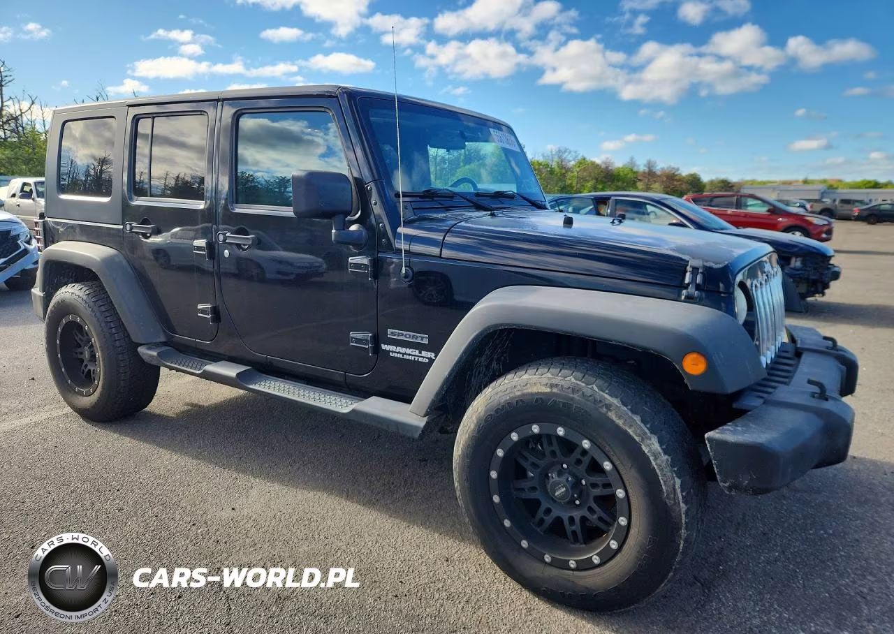 2010 Jeep Wrangler Unlimited Sport VIN:1J4HA3H10AL166558 - 4