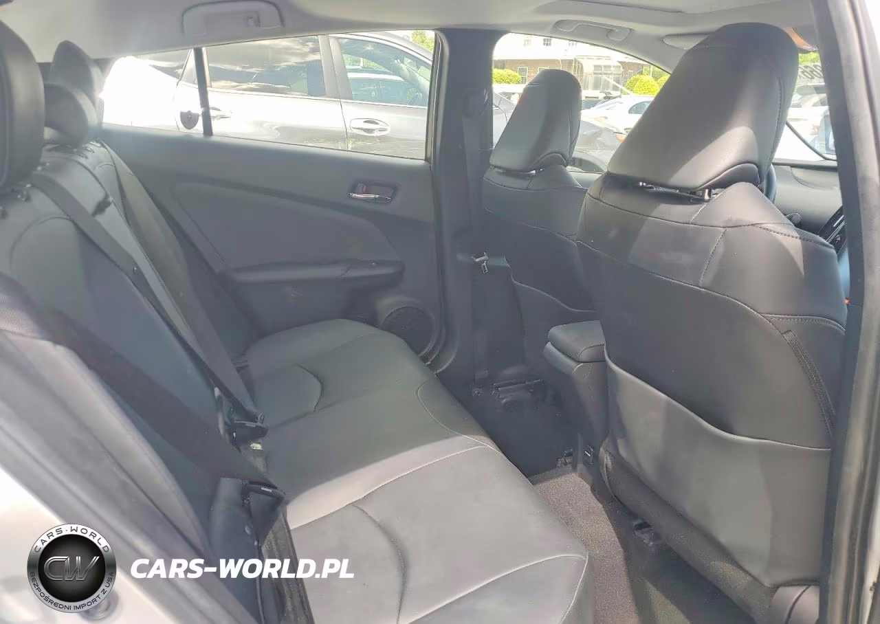2018 Toyota Prius Four VIN:JTDKARFU3J3055417 - 10