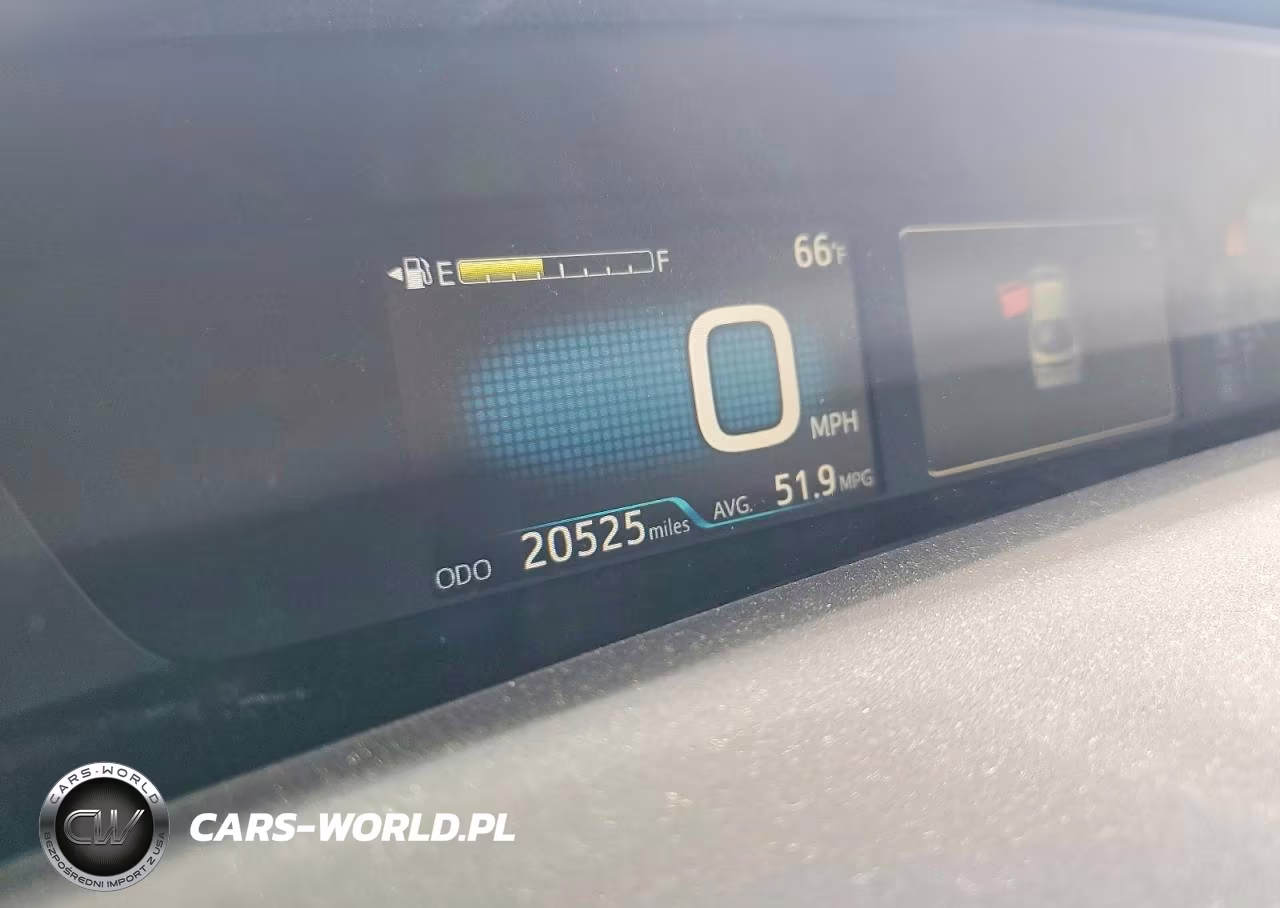2018 Toyota Prius Four VIN:JTDKARFU3J3055417 - 9