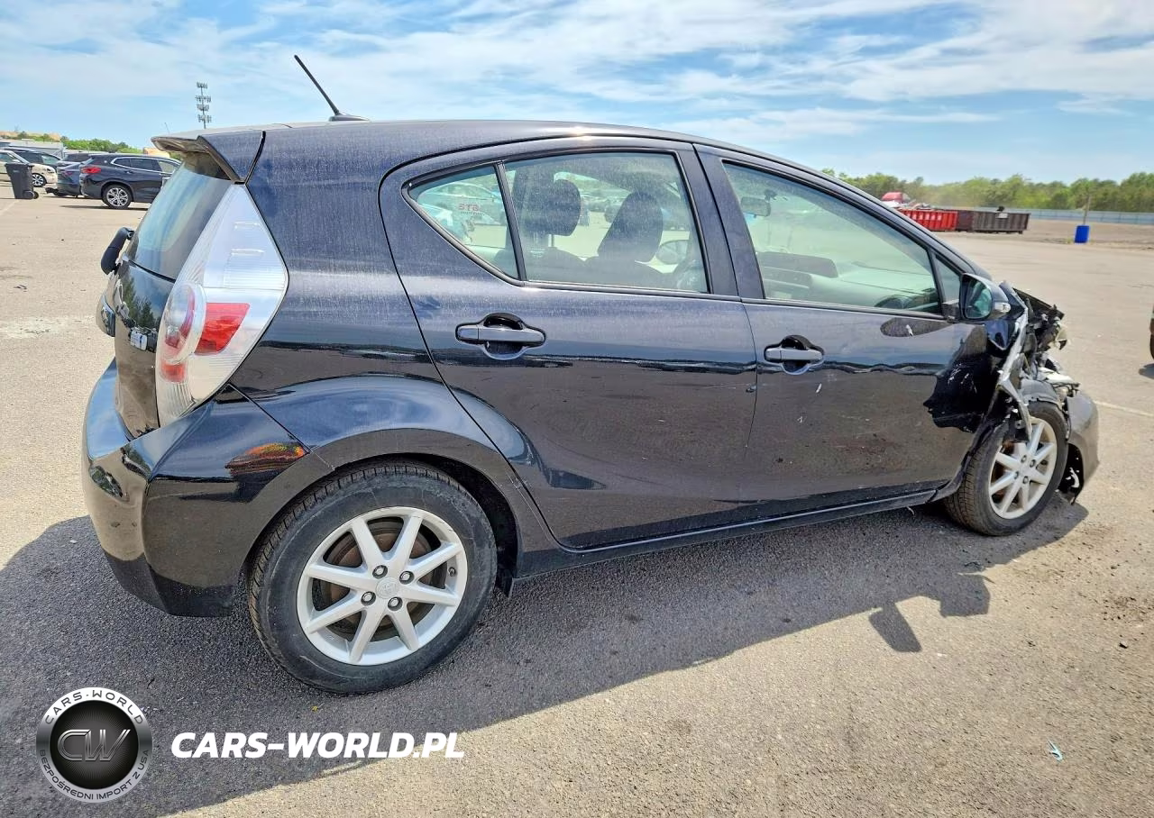 2014 Toyota Prius C Three VIN:JTDKDTB35E1068527 - 3