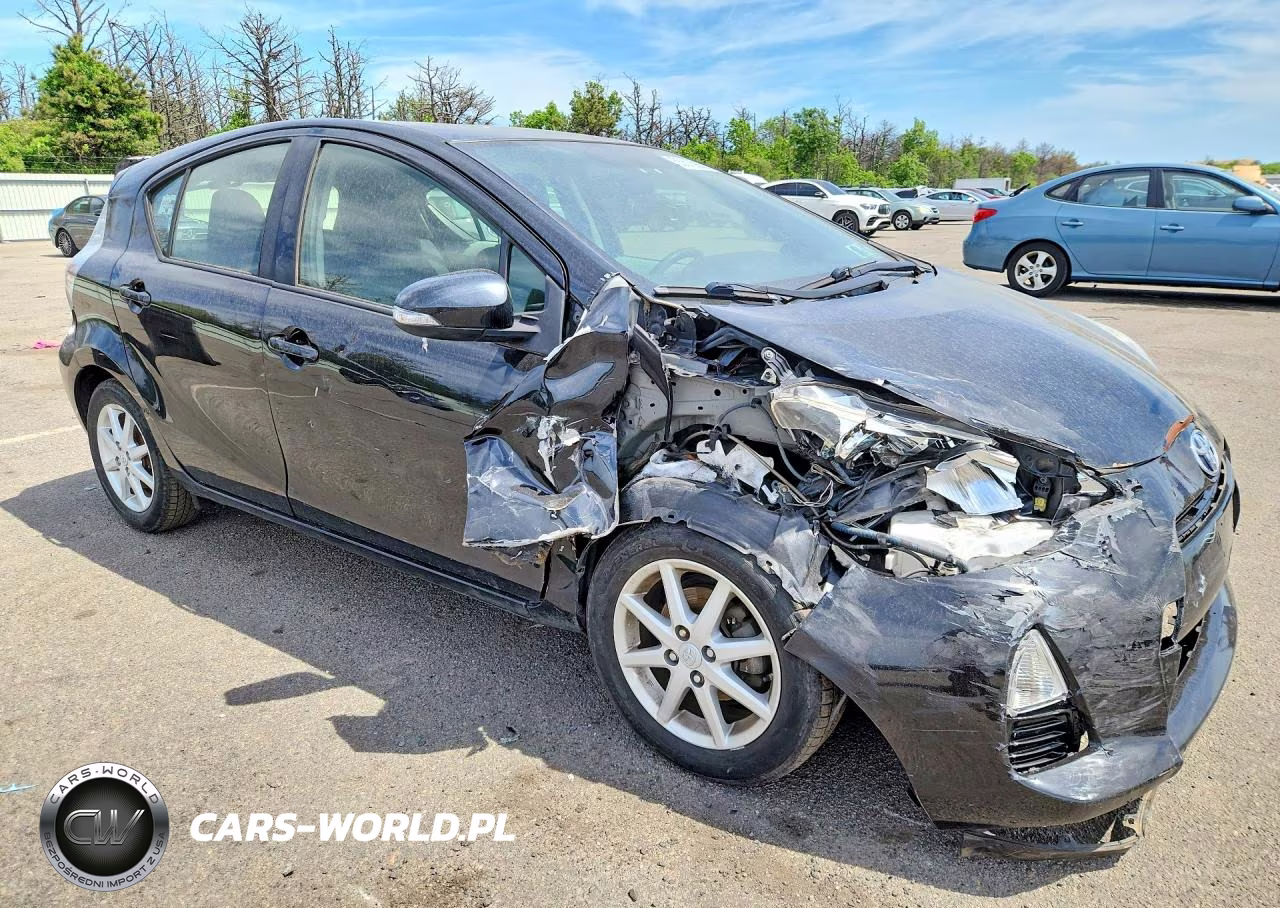 2014 Toyota Prius C Three VIN:JTDKDTB35E1068527 - 4