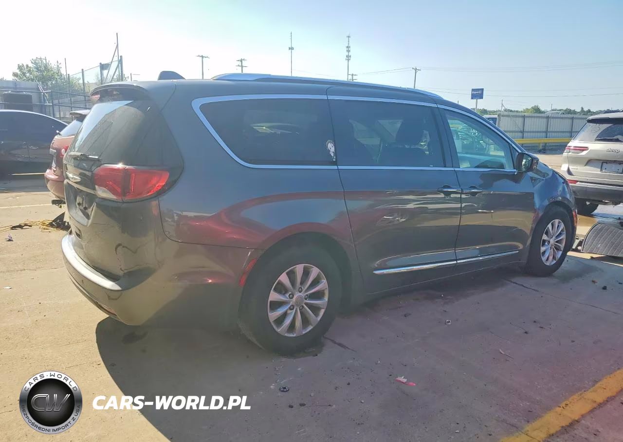 2019 Chrysler Pacifica Touring L VIN:2C4RC1BGXKR665902 - 3