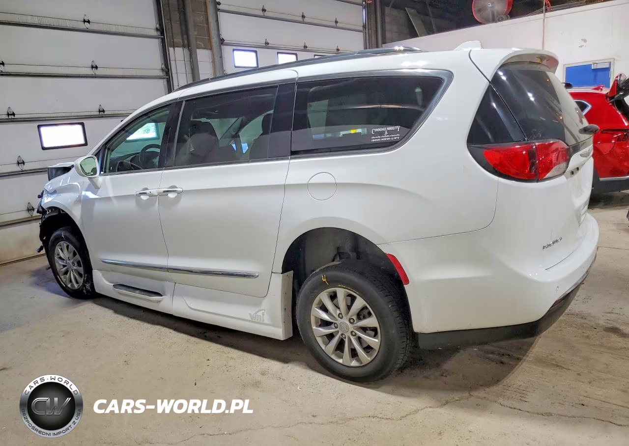 2018 Chrysler Pacifica Touring L VIN:2C4RC1BGXJR269466 - 2