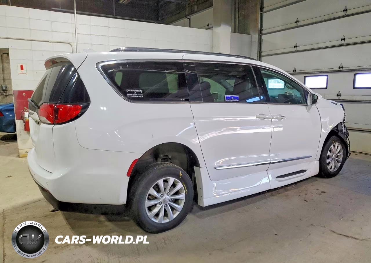 2018 Chrysler Pacifica Touring L VIN:2C4RC1BGXJR269466 - 3
