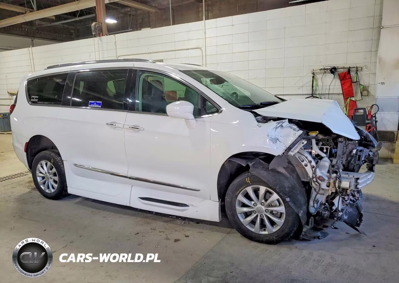 2018 Chrysler Pacifica Touring L VIN:2C4RC1BGXJR269466 - 4