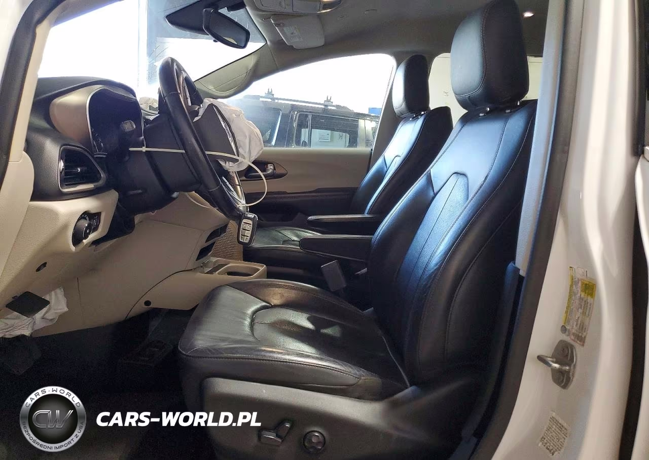 2018 Chrysler Pacifica Touring L VIN:2C4RC1BGXJR269466 - 7