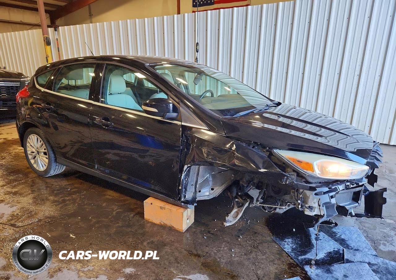 2015 Ford Focus Titanium VIN:1FADP3N27FL208754 - 4
