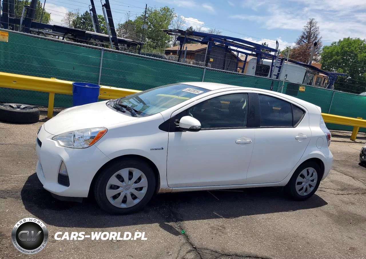 2013 Toyota Prius C Three VIN:JTDKDTB32D1045706 - 1