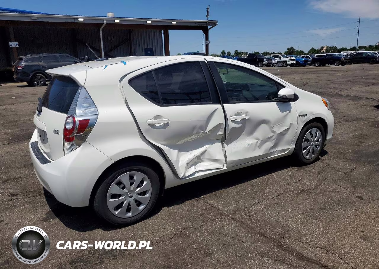 2013 Toyota Prius C Three VIN:JTDKDTB32D1045706 - 3
