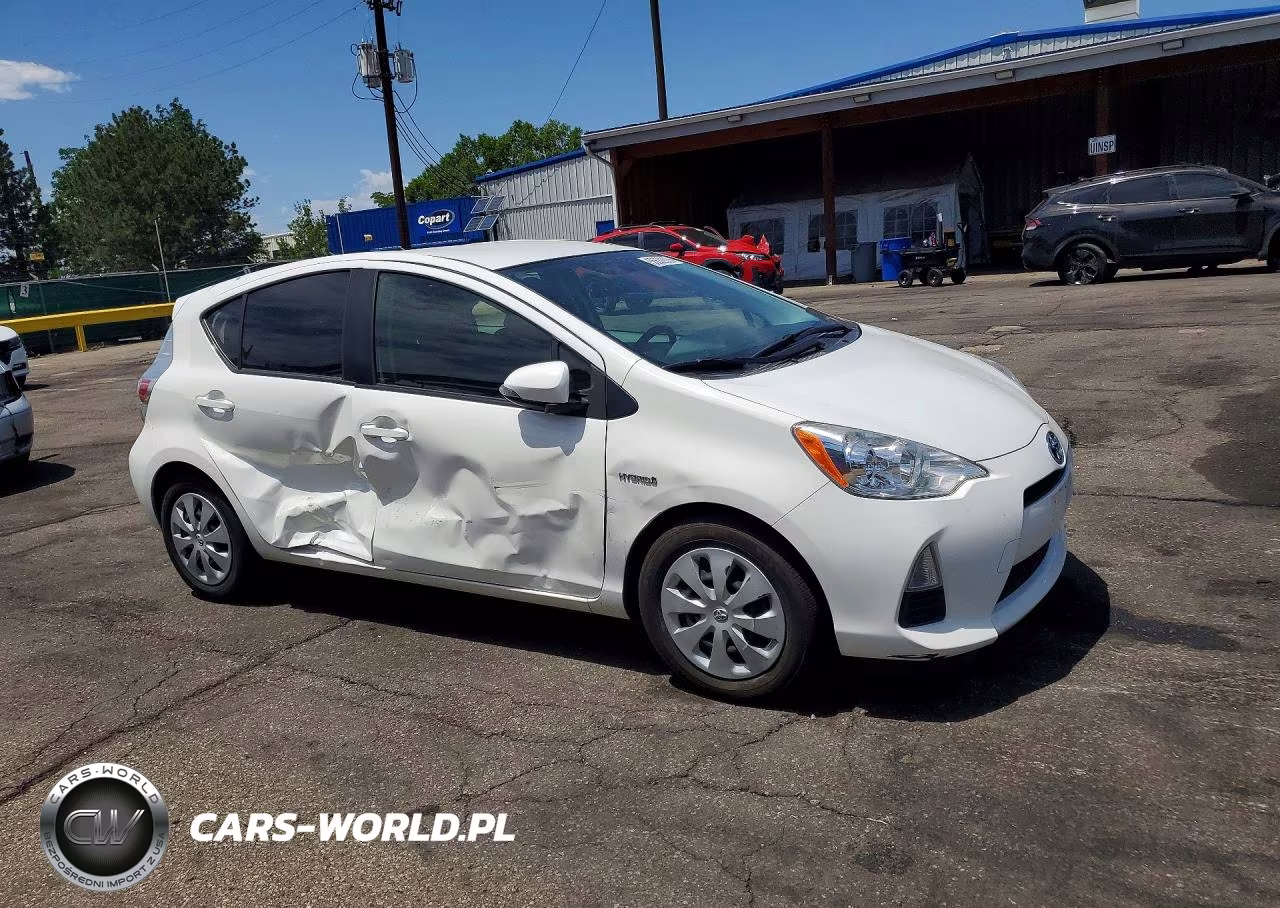 2013 Toyota Prius C Three VIN:JTDKDTB32D1045706 - 4