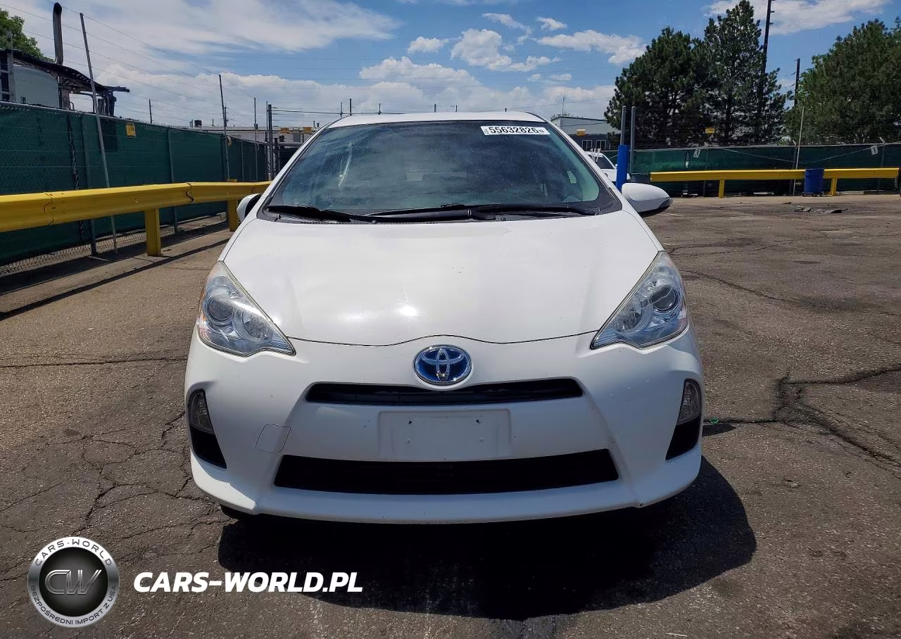 2013 Toyota Prius C Three VIN:JTDKDTB32D1045706 - 5
