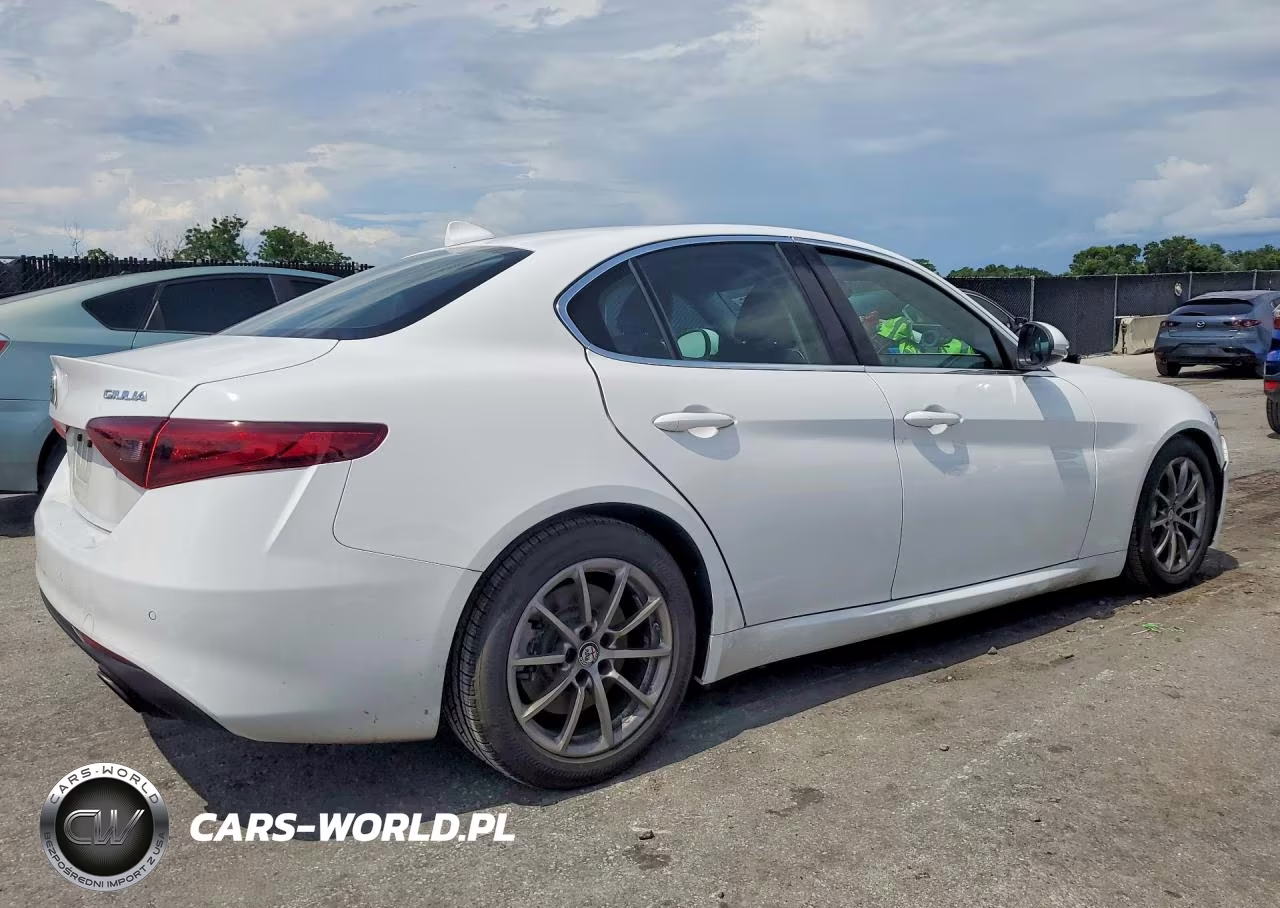 2017 Alfa Romeo Giulia VIN:ZARFAEBN2H7552220 - 3
