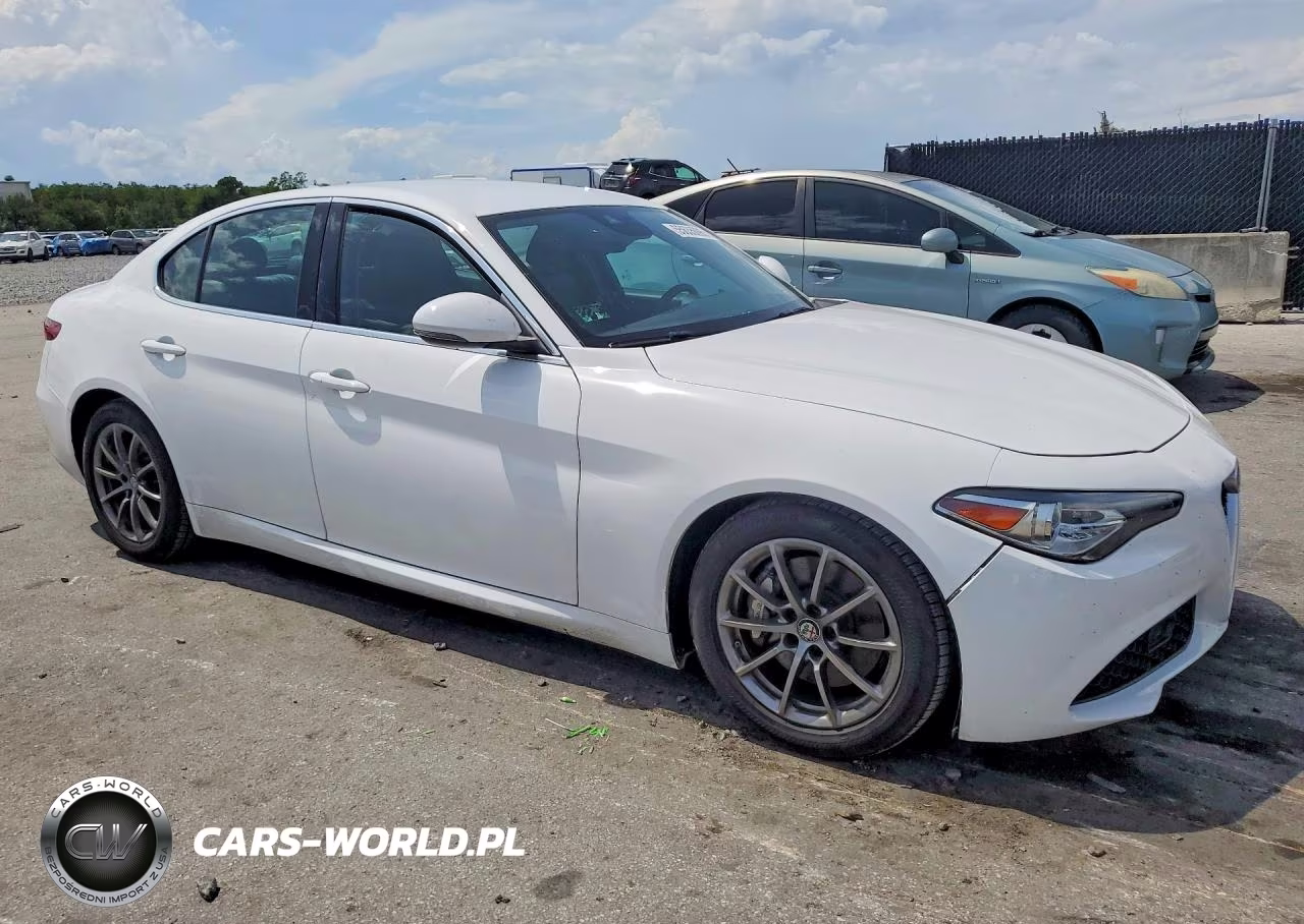 2017 Alfa Romeo Giulia VIN:ZARFAEBN2H7552220 - 4