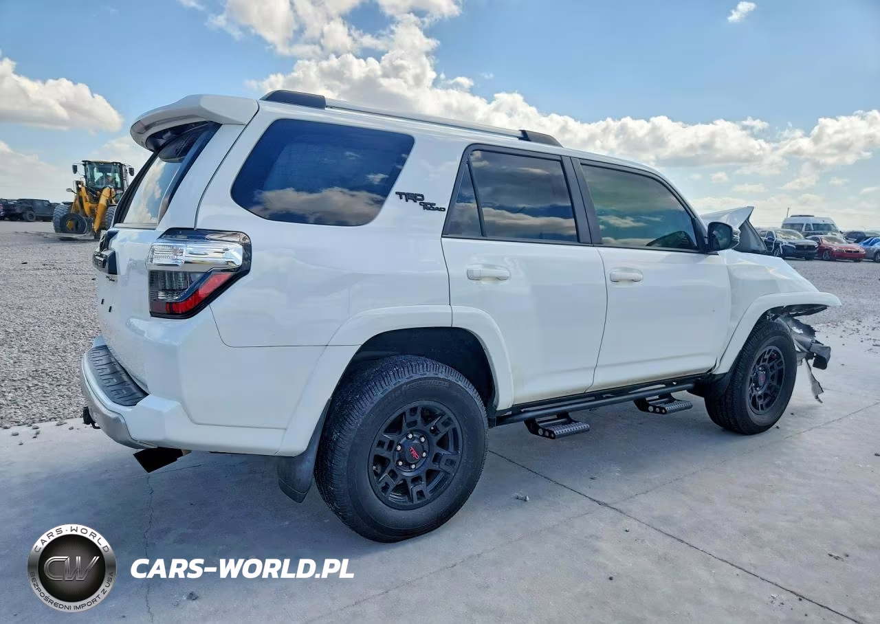 2018 Toyota 4Runner Trd Off-Road Premium VIN:JTEBU5JR6J5535776 - 3