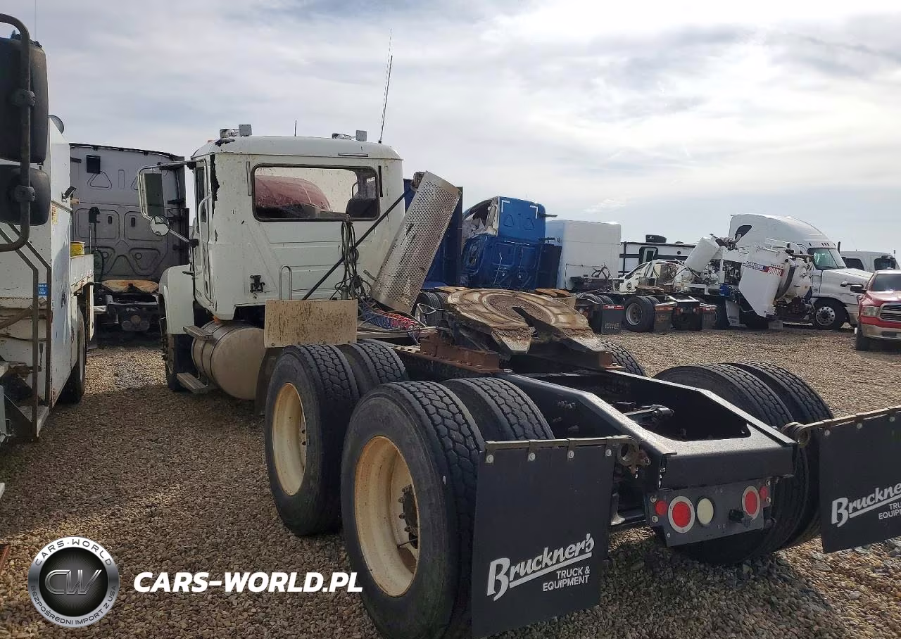 2010 Mack Chu613 Semi Truck VIN:1M1AN09Y1AN005405 - 3