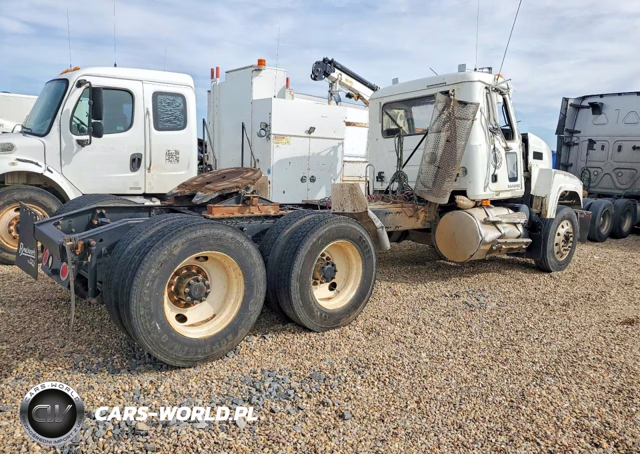 2010 Mack Chu613 Semi Truck VIN:1M1AN09Y1AN005405 - 4