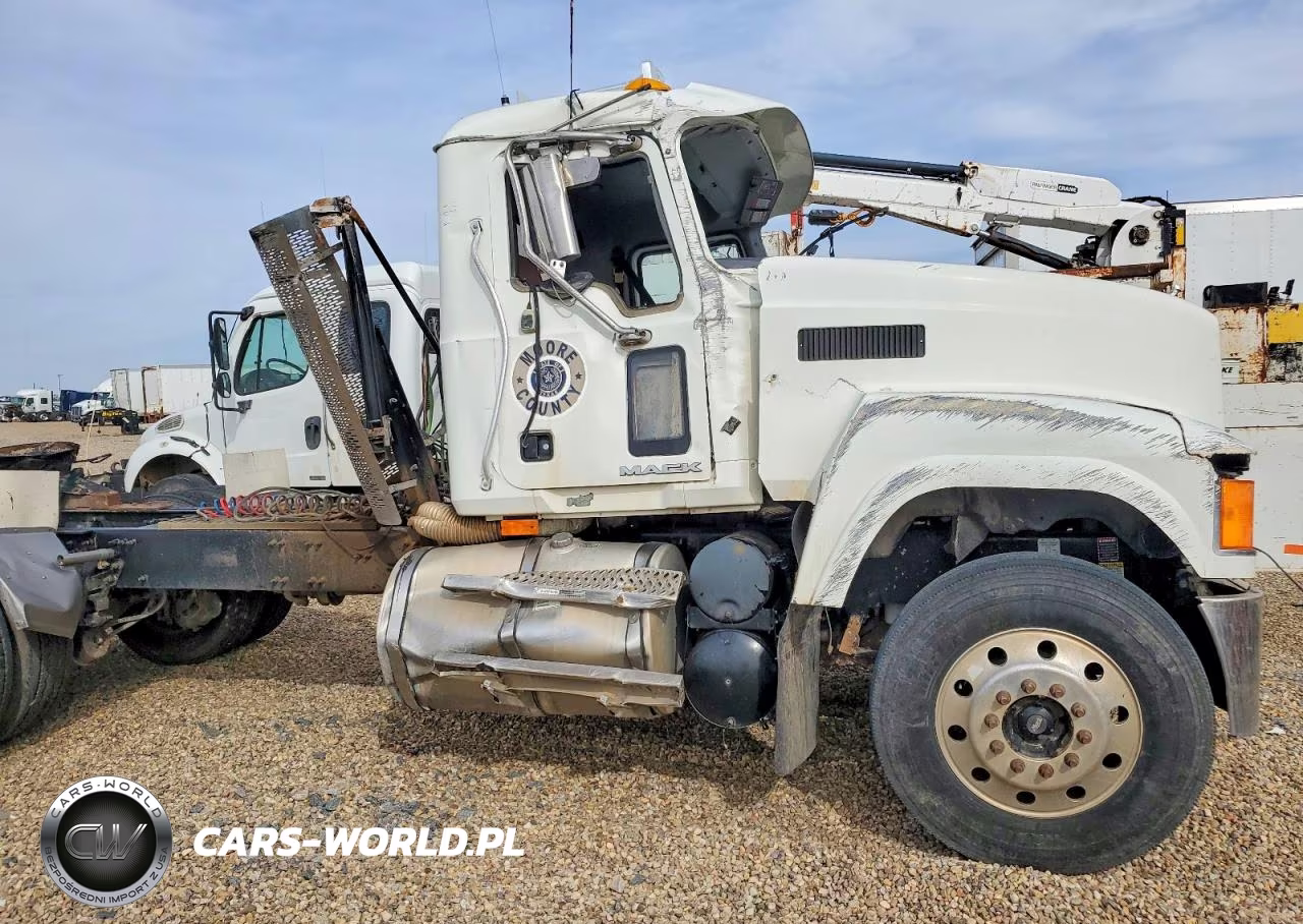 2010 Mack Chu613 Semi Truck VIN:1M1AN09Y1AN005405 - 9