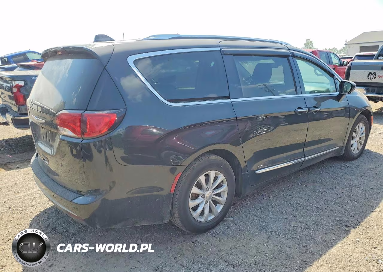 2019 Chrysler Pacifica Touring L VIN:2C4RC1BG6KR626904 - 3