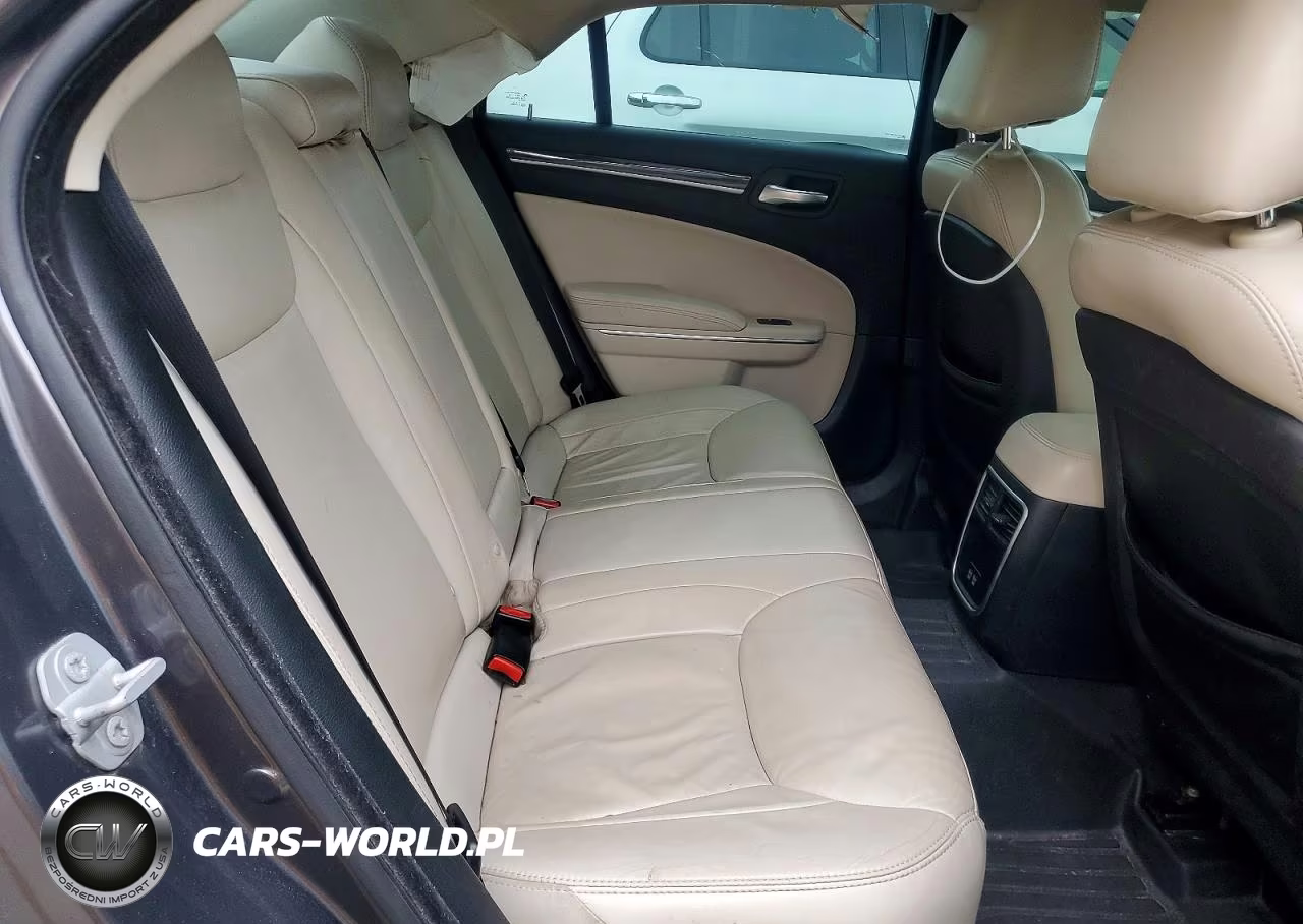 2018 Chrysler 300 Touring VIN:2C3CCAAG4JH130211 - 10