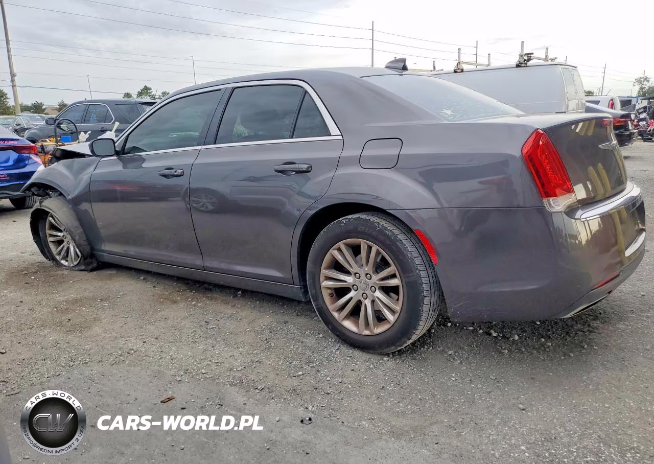 2018 Chrysler 300 Touring VIN:2C3CCAAG4JH130211 - 2