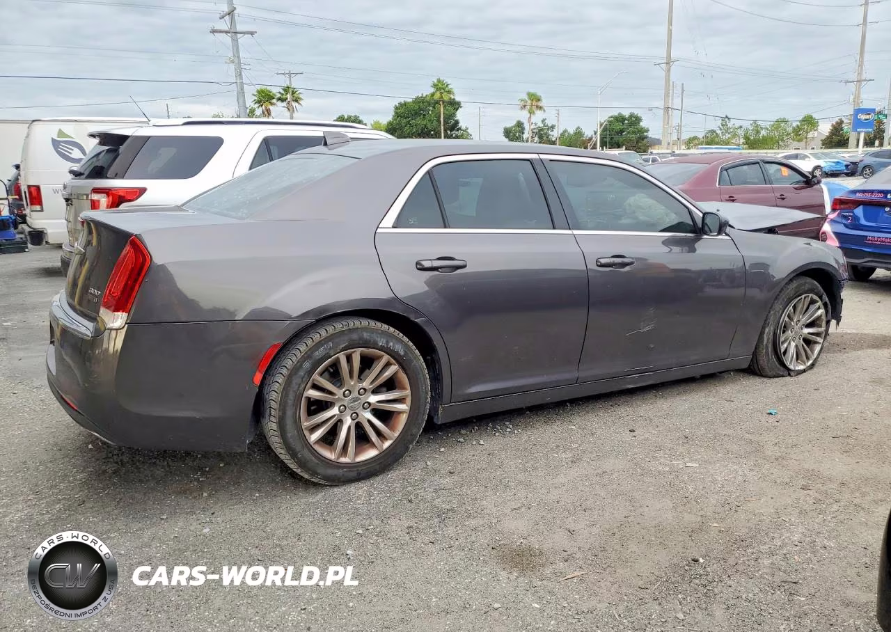 2018 Chrysler 300 Touring VIN:2C3CCAAG4JH130211 - 3