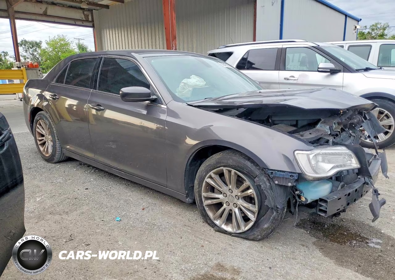 2018 Chrysler 300 Touring VIN:2C3CCAAG4JH130211 - 4