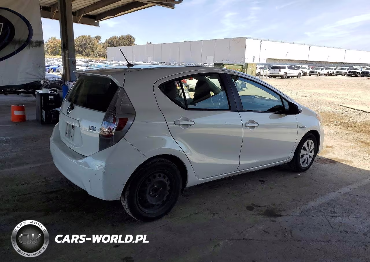2013 Toyota Prius C One VIN:JTDKDTB36D1533962 - 3