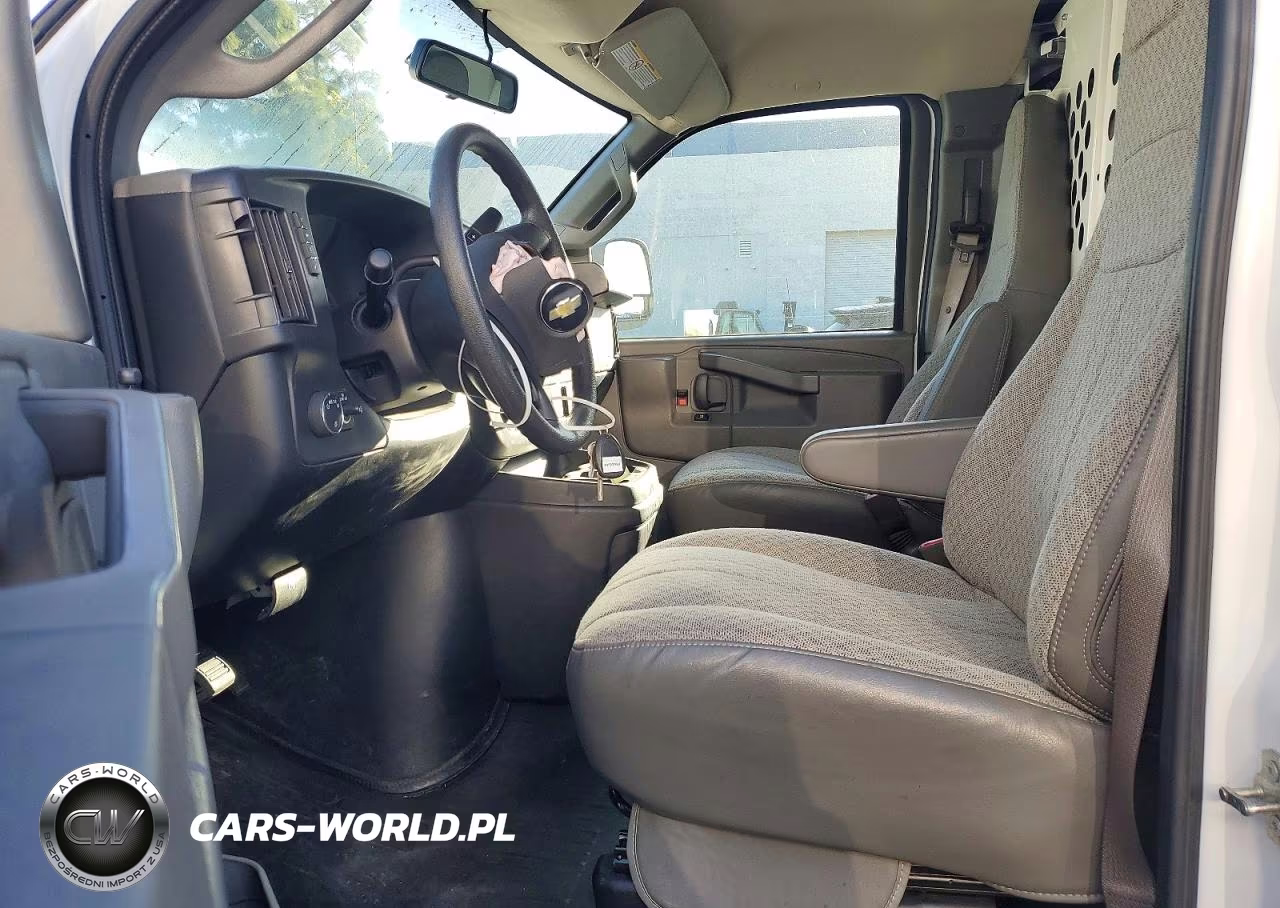 2024 Chevrolet Express G2500 VIN:1GCWGAFP9R1247024 - 7