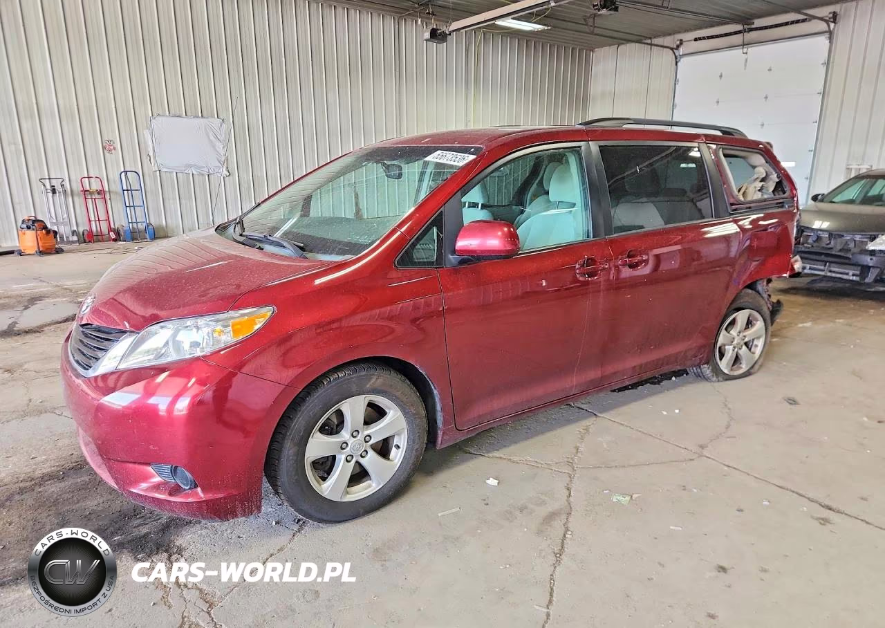 2013 Toyota Sienna Le – zdjęcie 1 z 13