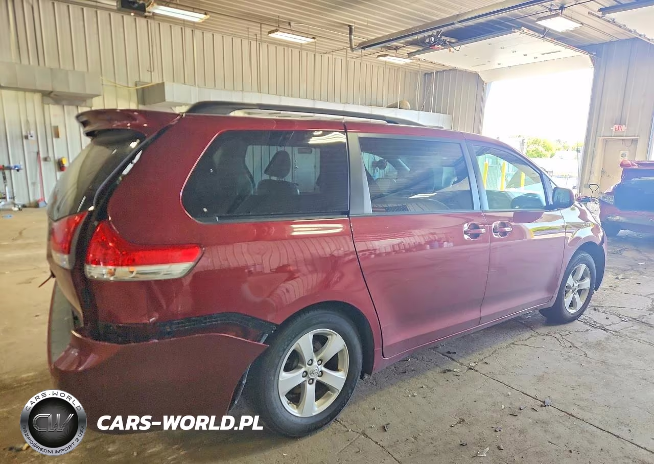 2013 Toyota Sienna Le VIN:5TDKK3DC9DS400425 - 3