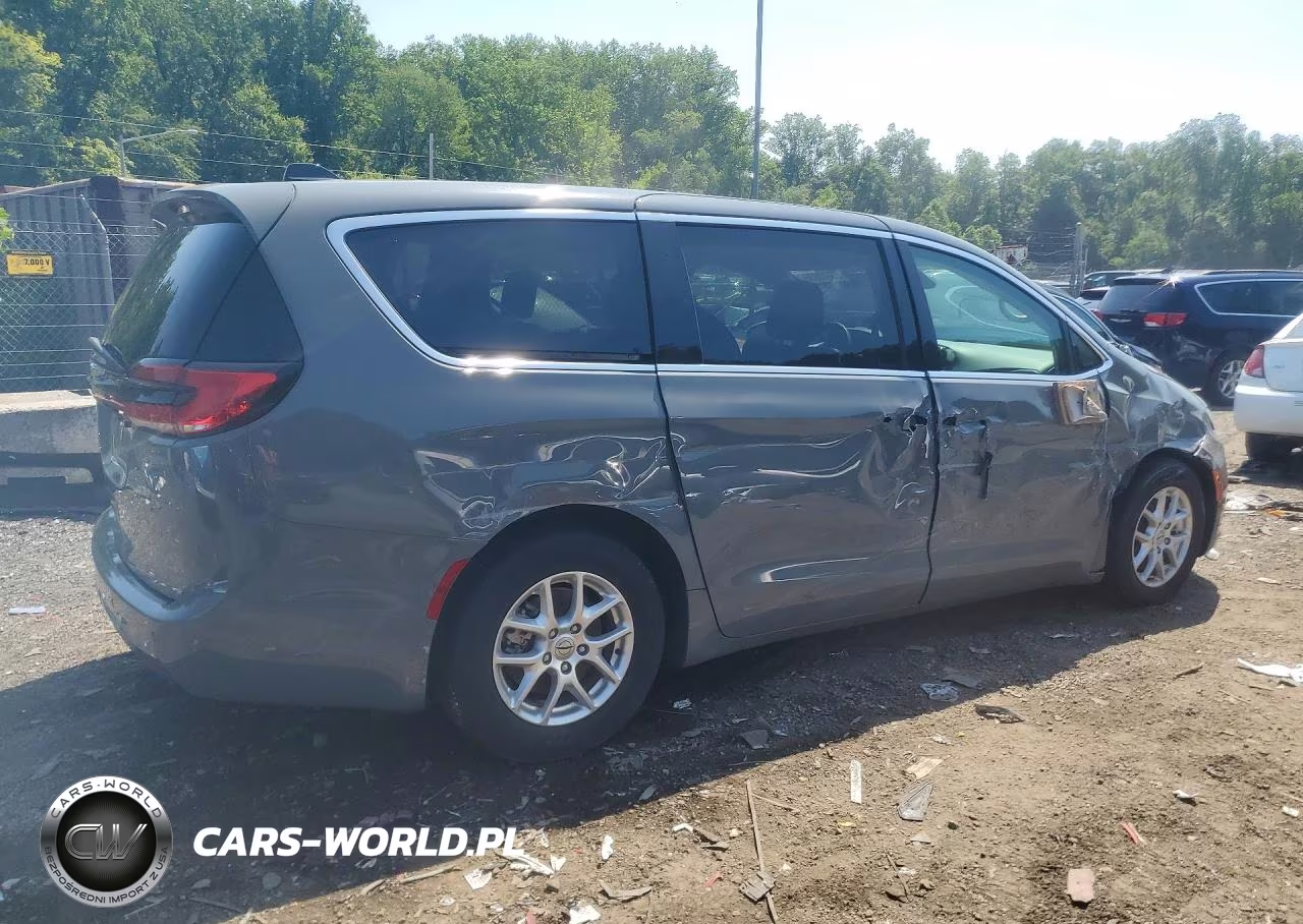 2023 Chrysler Pacifica Touring L VIN:2C4RC1BG6PR531024 - 3