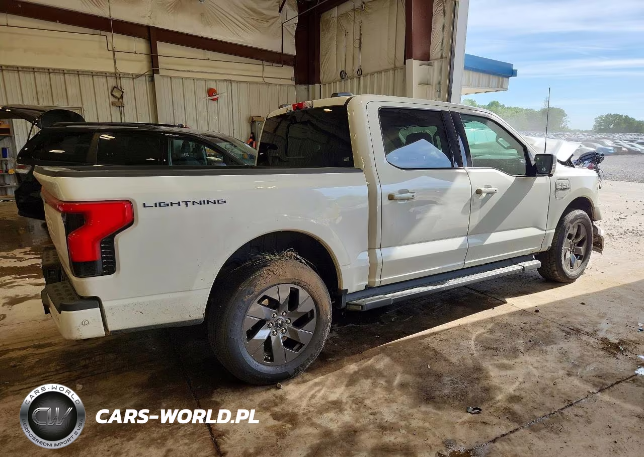 2023 Ford F150 Lightning Pro VIN:1FTVW1EVXPWG16908 - 3
