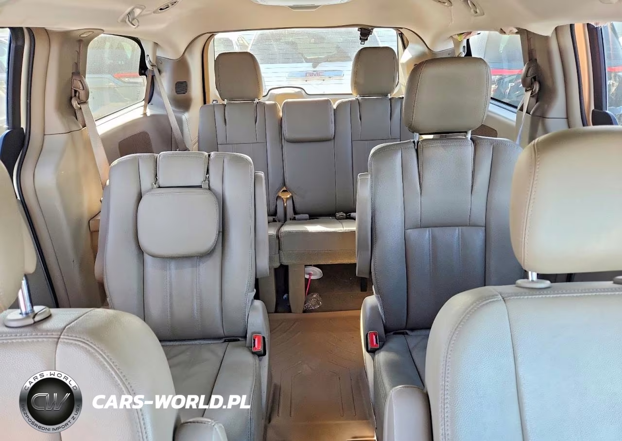 2015 Chrysler Town & Country Touring VIN:2C4RC1BG2FR695613 - 10