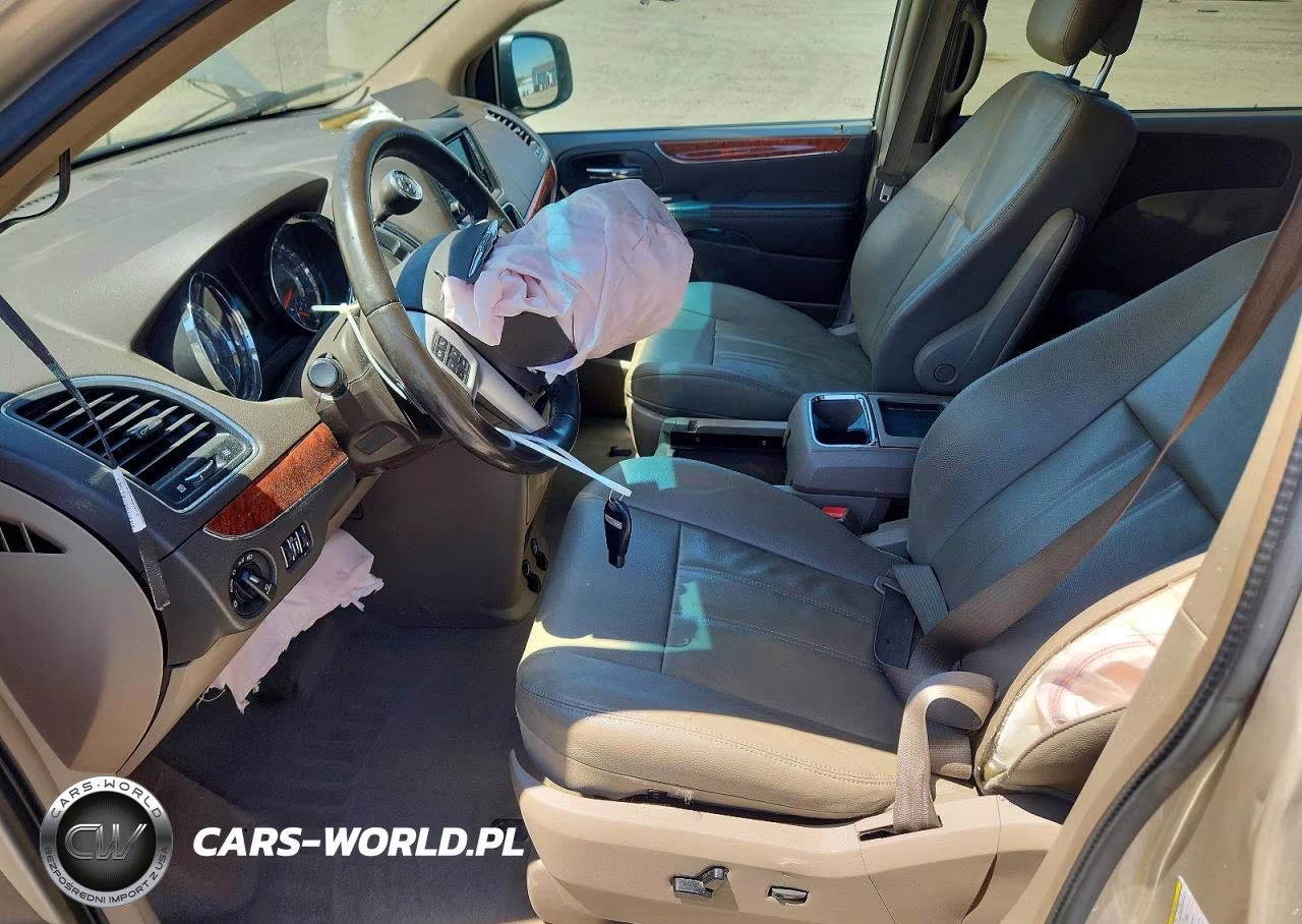 2015 Chrysler Town & Country Touring VIN:2C4RC1BG2FR695613 - 7