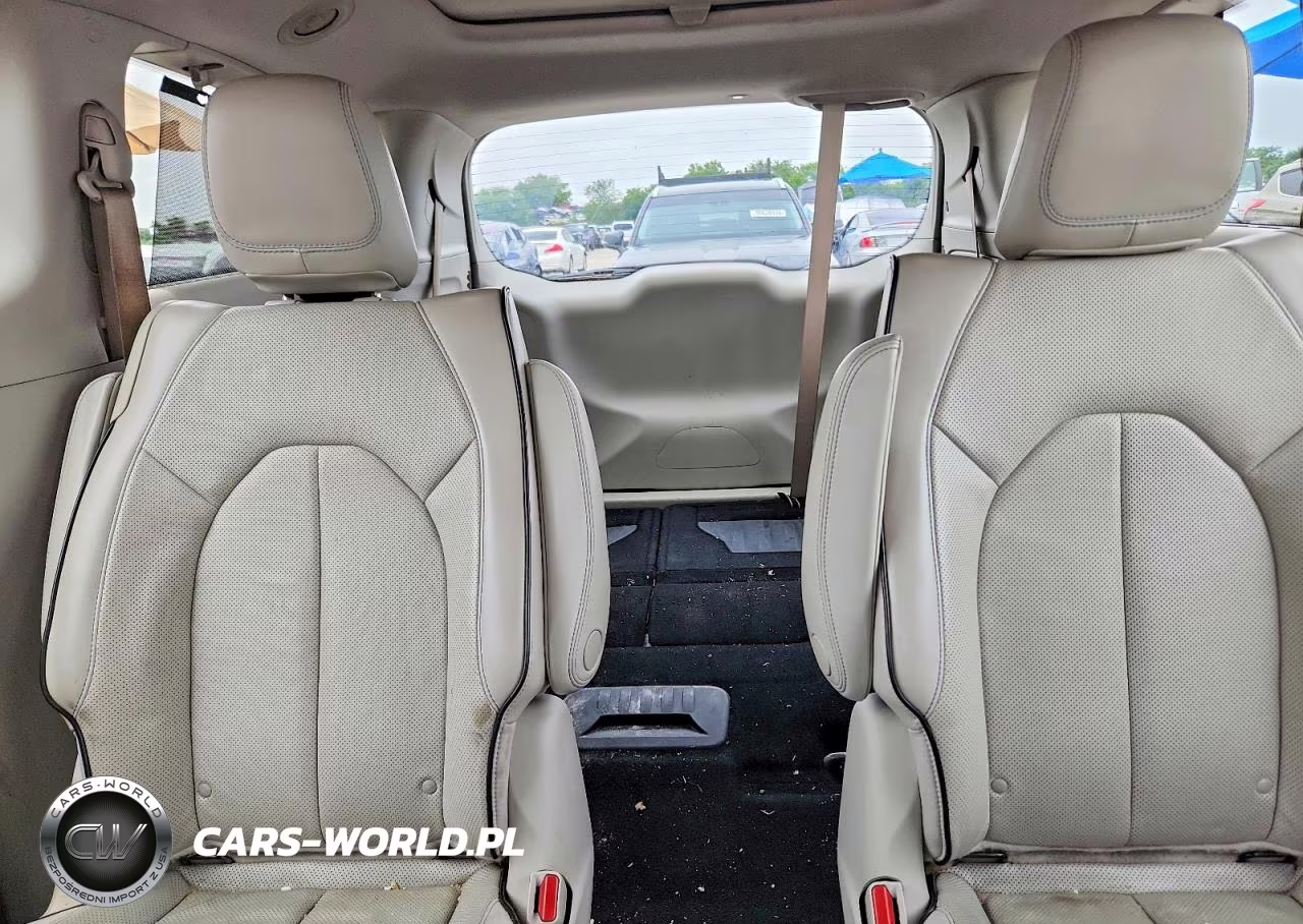 2018 Chrysler Pacifica Hybrid Limited VIN:2C4RC1N77JR105569 - 10