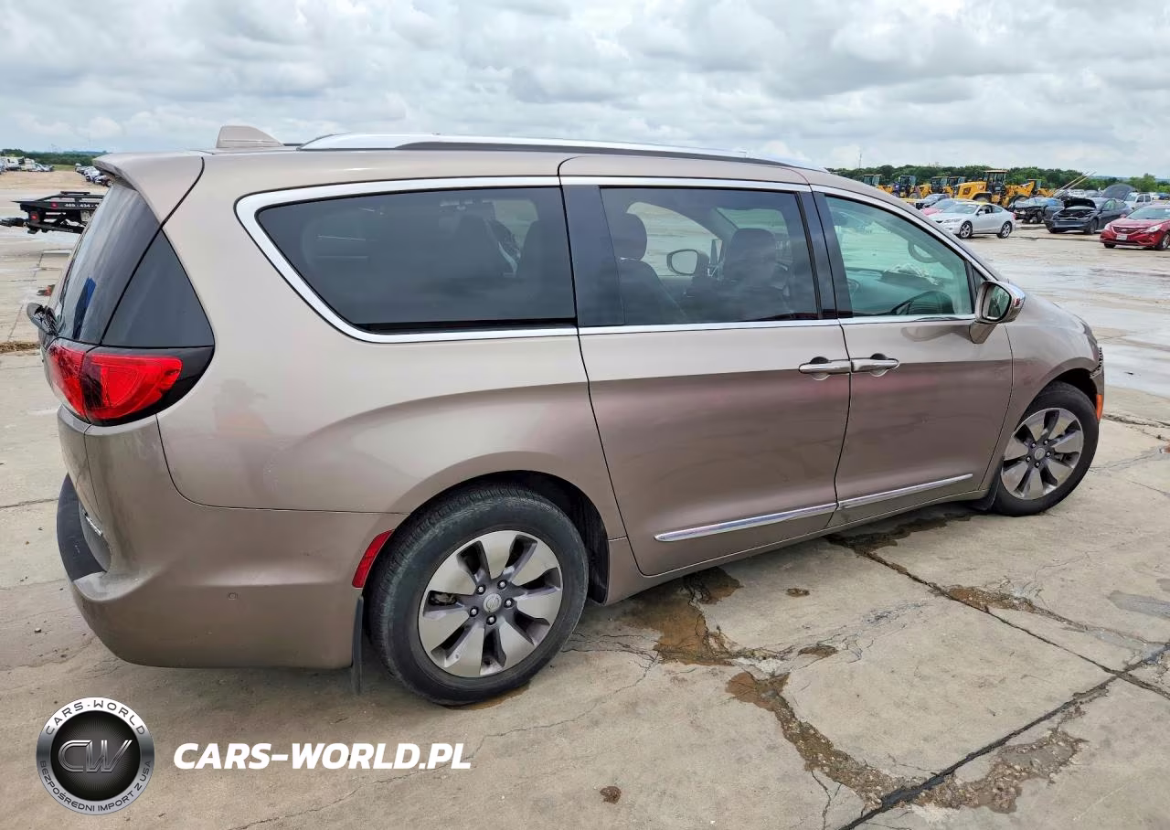 2018 Chrysler Pacifica Hybrid Limited VIN:2C4RC1N77JR105569 - 3