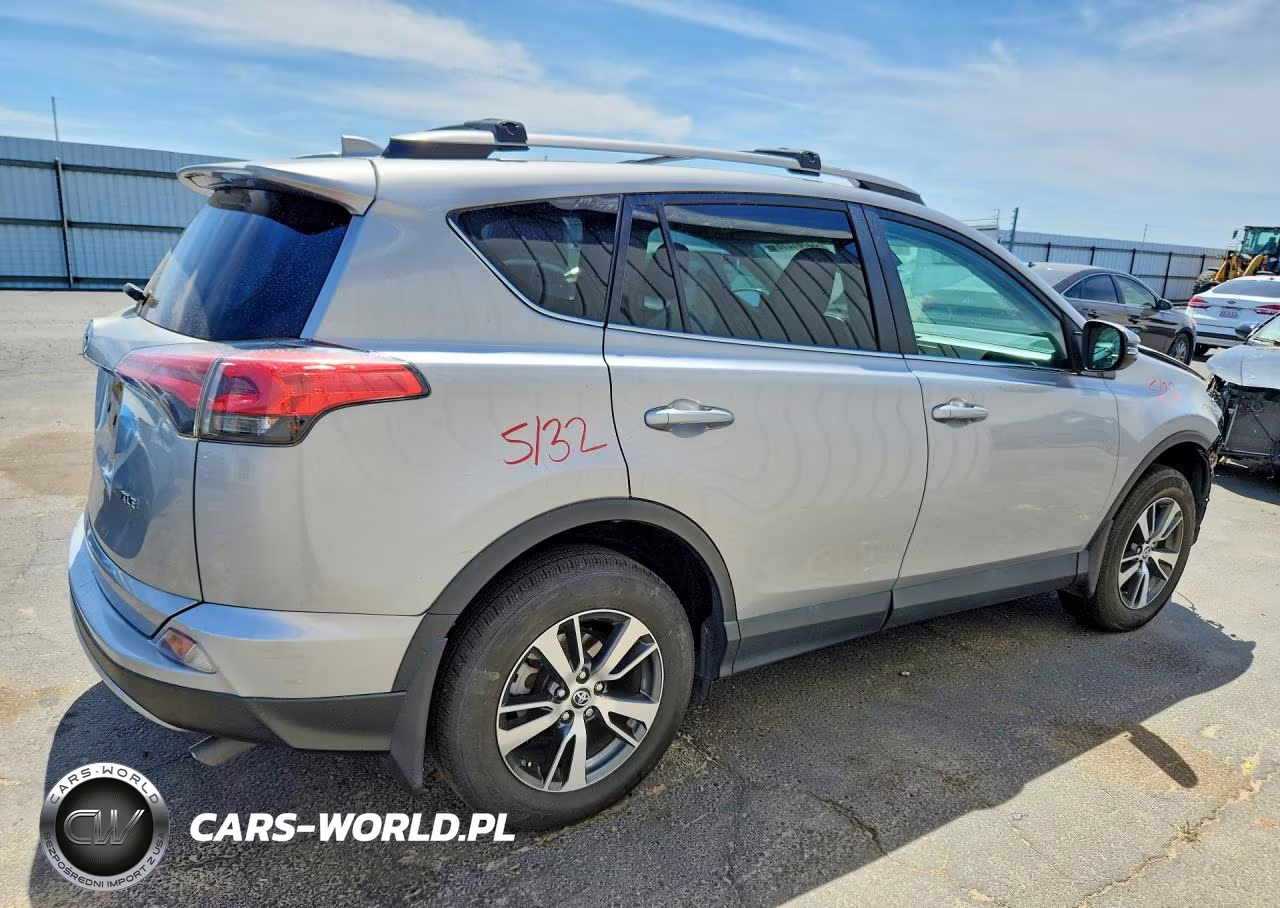 2018 Toyota Rav4 Xle VIN:2T3WFREV1JW463084 - 3