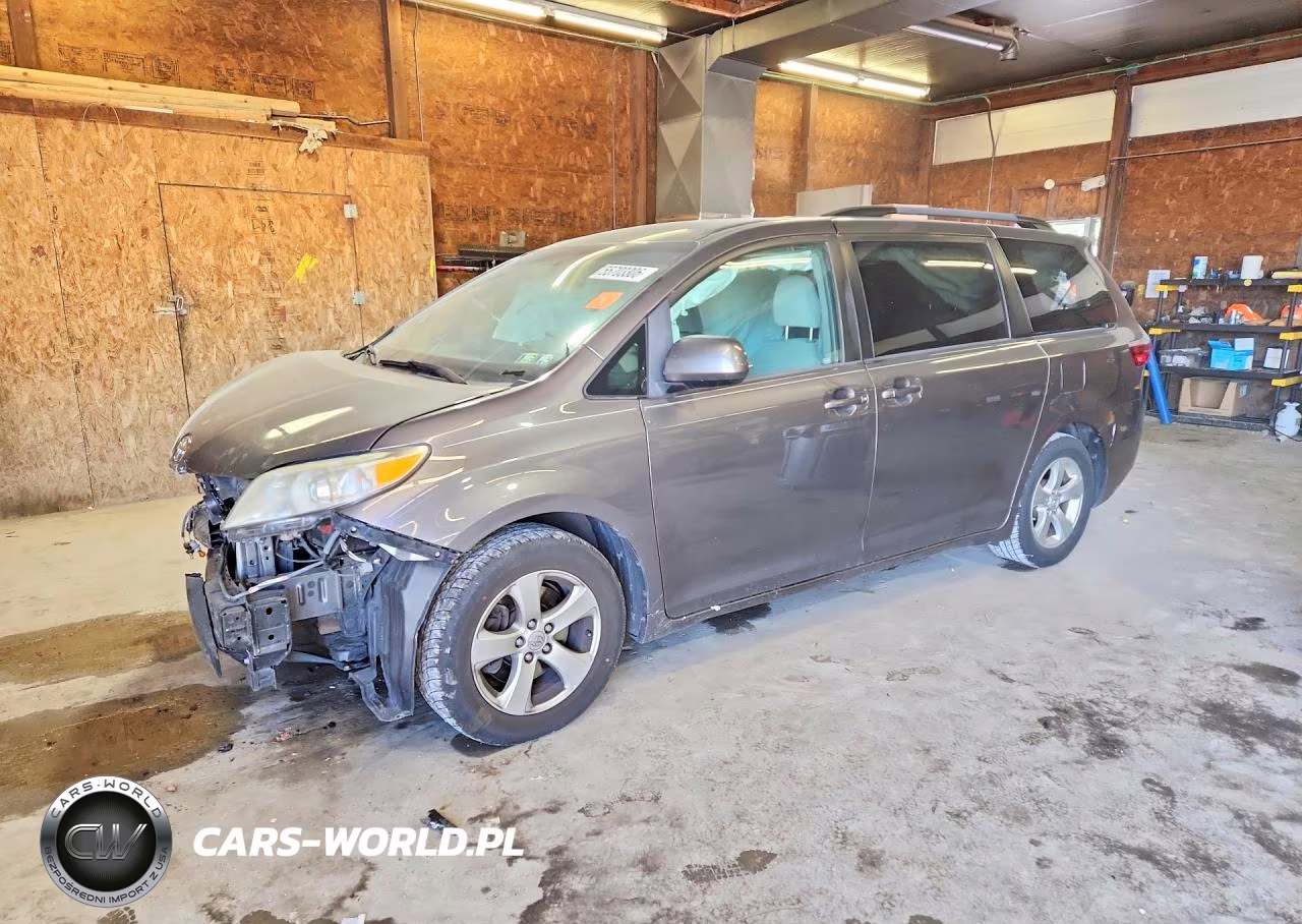 2016 Toyota Sienna Le – zdjęcie 1 z 13