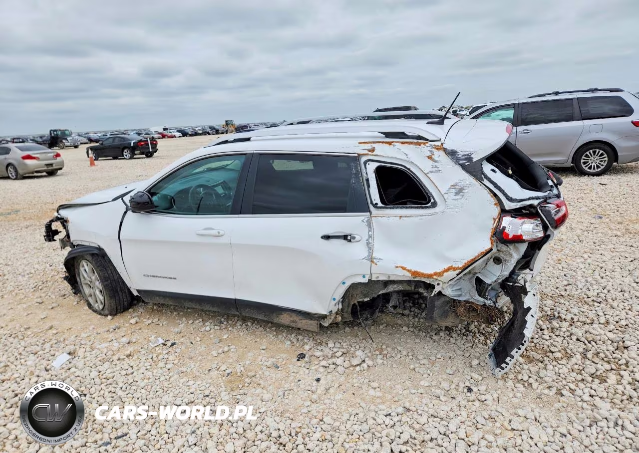 2018 Jeep Cherokee Latitude VIN:1C4PJLCB3JD574404 - 2
