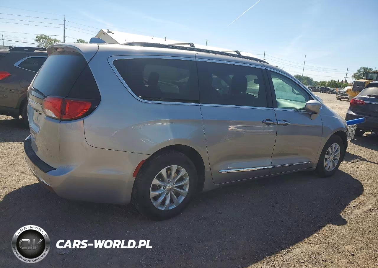 2017 Chrysler Pacifica Touring L VIN:2C4RC1BG4HR540614 - 3