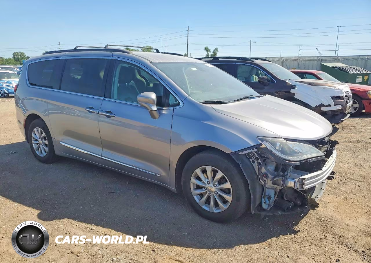 2017 Chrysler Pacifica Touring L VIN:2C4RC1BG4HR540614 - 4