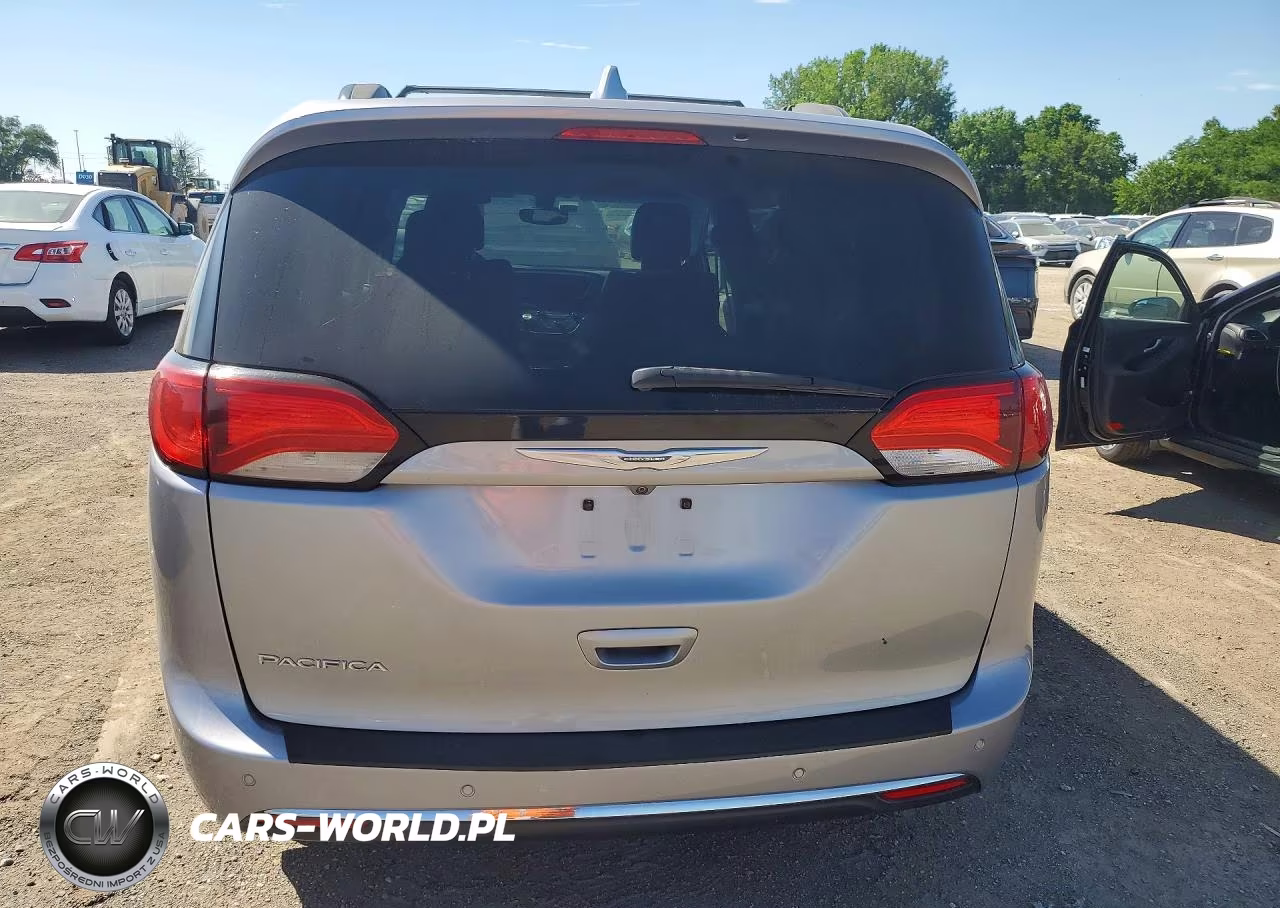2017 Chrysler Pacifica Touring L VIN:2C4RC1BG4HR540614 - 6